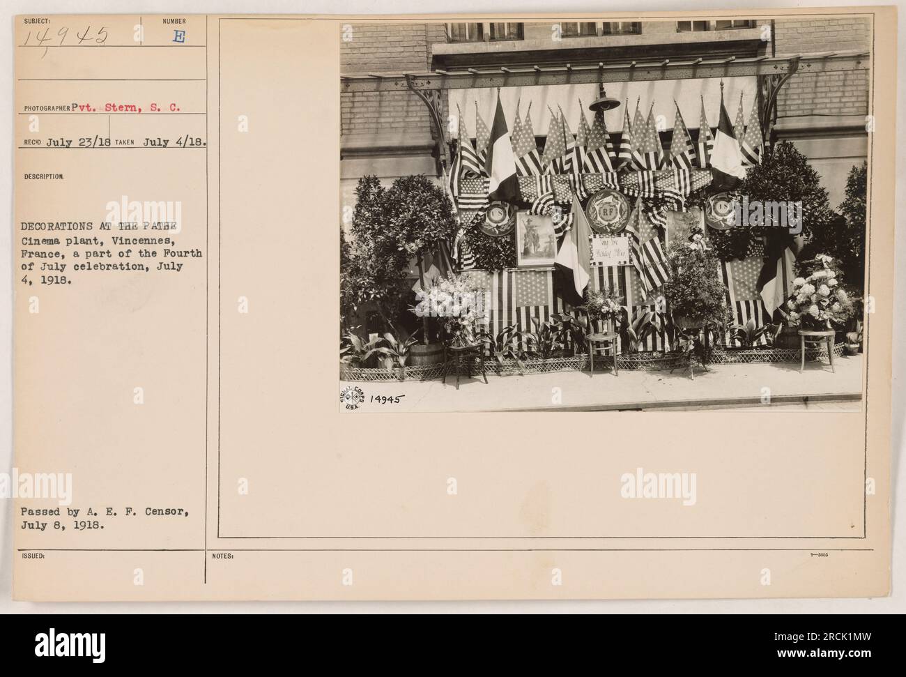Amerikanische Soldaten feiern den 4. Juli in der Pathe-Kinofabrik in Vincennes, Frankreich, am 4. Juli 1918. Die Dekorationen auf dem Bild zeigen den patriotischen Geist des Feiertags. Dieses Foto wurde am 4. Juli 1918 von Pvt. Stern aufgenommen und am 8. Juli 1918 vom A. E. F. Censor genehmigt. Stockfoto