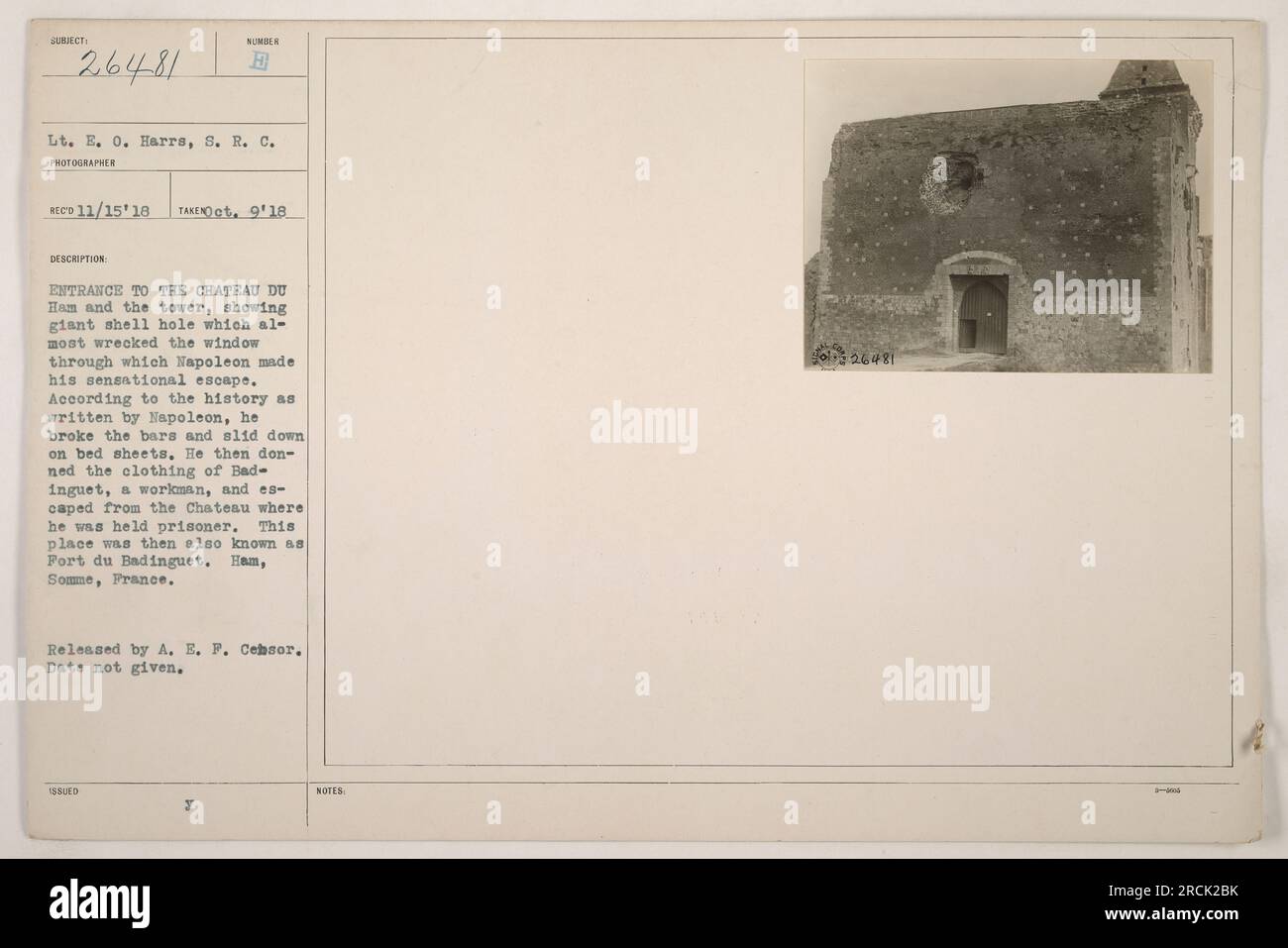 Eingang zum Chateau du Ham und Turm mit riesigem Muschelloch, das fast das Fenster zerstörte, durch das Napoleon seine sensationelle Flucht machte. Napoleons Geschichte zufolge zerbrach er die Gitter und rutschte auf Bettlaken runter, dann entkam er als Arbeiter namens Badinguet. Ham, Somme, Frankreich. Datum nicht angegeben. Veröffentlicht von A. E. F. Censor. LT. E. O. Harrs, S.R.C. fotografierte dies als Foto Nummer B, erhalten am 11. 15. 18, aufgenommen am 9. Oktober 1918." Stockfoto