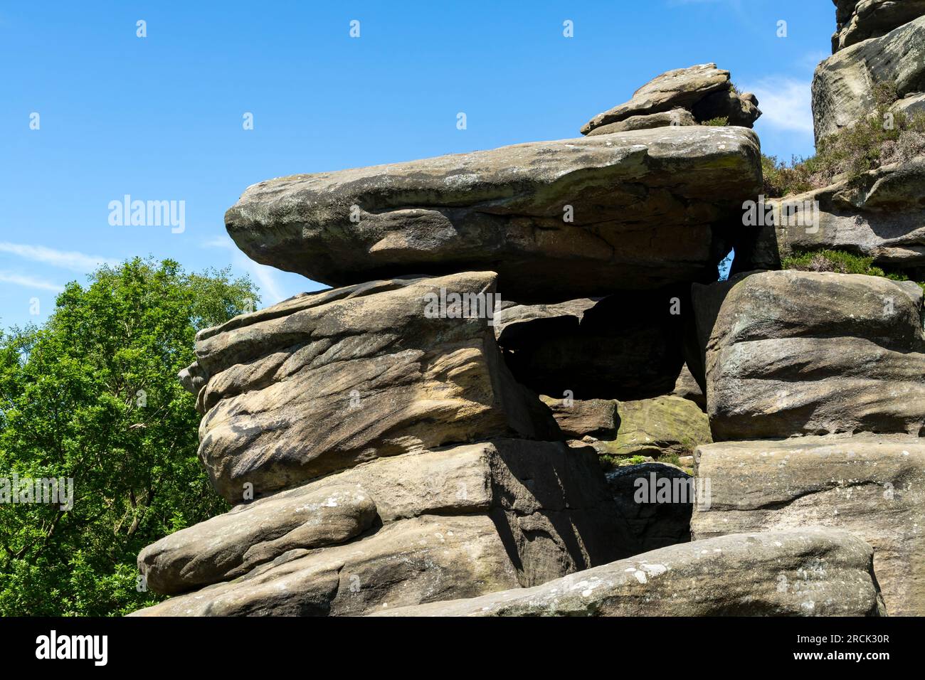 Großer, flacher Felsbrocken, unsicher ausgeglichen, Brimham Rocks, Harrogate, North Yorkshire, England, UK Stockfoto