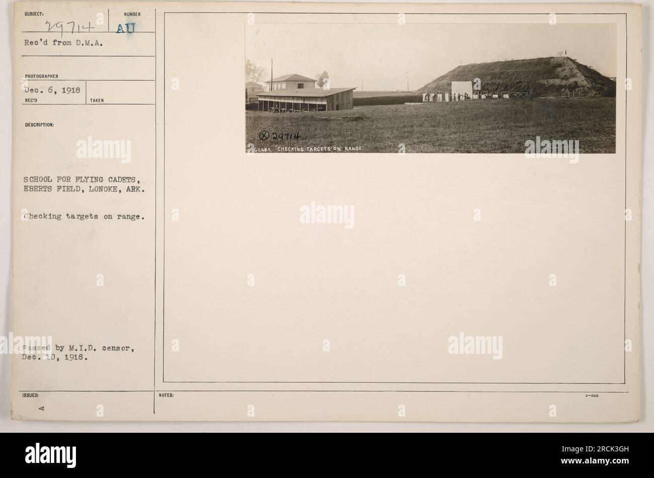 Soldaten der AUT School for Flying Cadets in Eberts Field, Lonoke, Arkansas, werden auf dem Foto gezeigt, wie sie Ziele auf einem Schießstand überprüfen. Das Bild hat die Nummer 29714 und wurde am 6. Dezember 1918 aufgenommen. Es wurde am 10. Dezember 1918 vom MID-Zensor genehmigt. Stockfoto