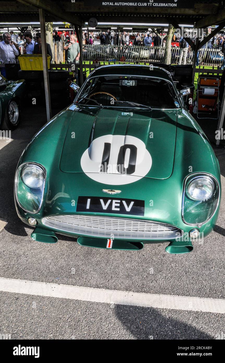 1961 Aston Martin DB4GT Zagato, 1 VEV, angetrieben von Roy Salvadori, auf 3. im TT-Rennen 1961 in Goodwood. Ausgestellt auf der Goodwood Revival 2011 Stockfoto