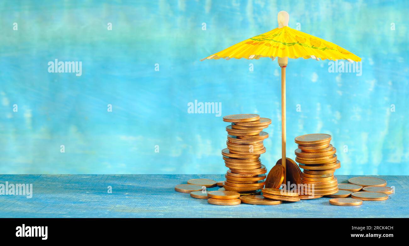 Vermögensverwaltung oder steigende Preise für Urlaubskonzept, Haufen Münzen und Sonnenschirm, kostenloser Kopierbereich Stockfoto