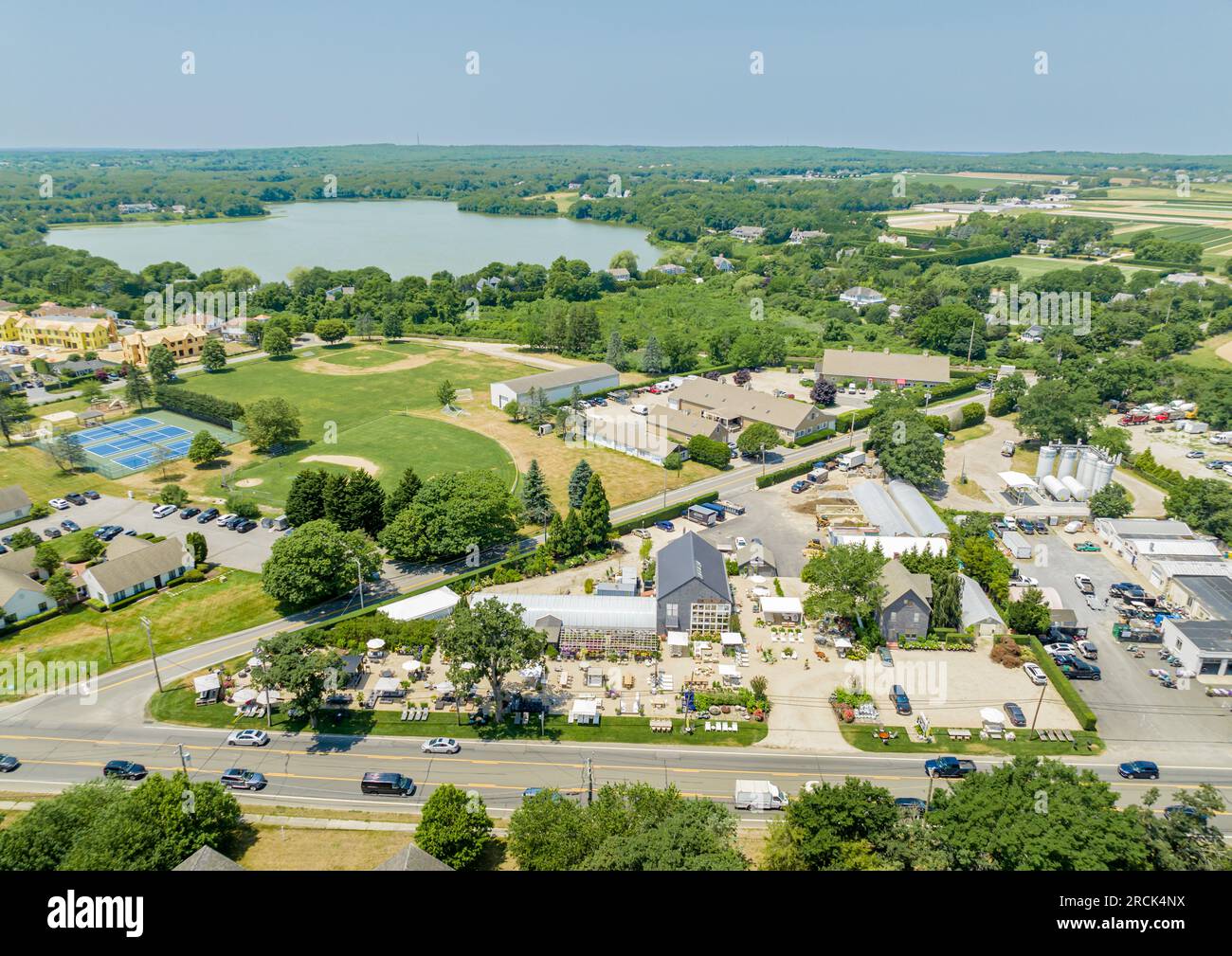 Luftaufnahme des Wohnzentrums und Designzentrums der Lagergruppe im Freien und Umgebung Stockfoto