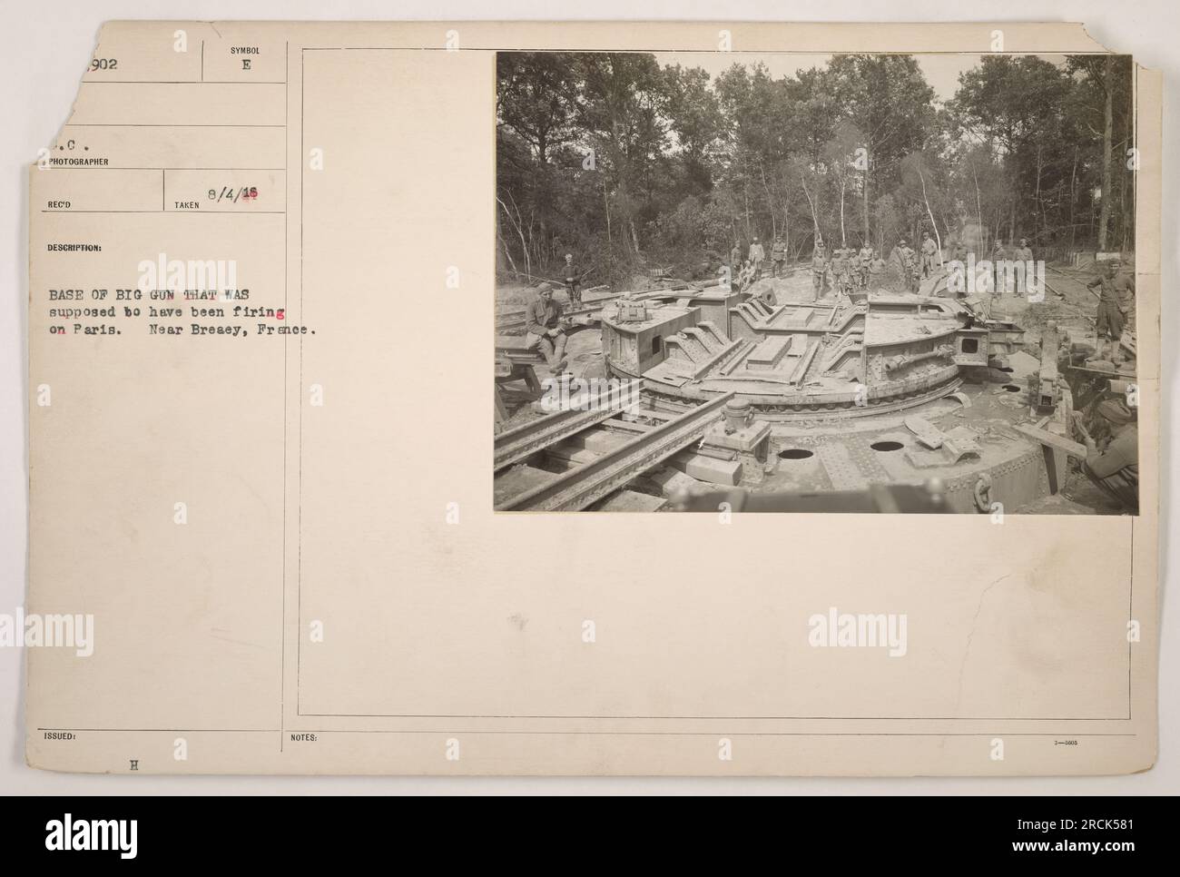 Soldaten inspizieren die Basis einer großen Waffe in Meurcourt, Frankreich während des Ersten Weltkriegs Es wurde angenommen, dass die Waffe auf Paris geschossen hat. 4. August 1918. Stockfoto