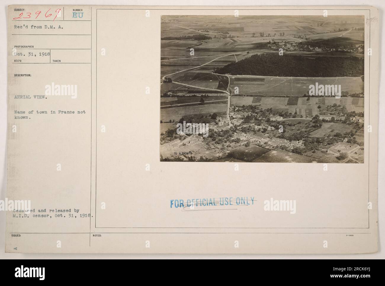Luftaufnahme einer unbekannten Stadt in Frankreich während des Ersten Weltkriegs. Dieses Foto wurde am 31. Oktober 1918 aufgenommen und zeigt die Stadt von oben. Es ist Teil der Fotoserie von 23969, die von einem D.M.A. Fotografen empfangen wurde und die amerikanische Militäraktionen darstellt. Der Name der Stadt ist unbekannt. Dieses Bild wurde zensiert und am selben Tag vom M.I.D.-Zensor veröffentlicht. (Bildunterschrift basierend auf der bereitgestellten Bildbeschreibung) Stockfoto