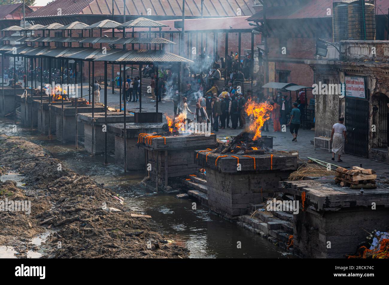 Kathmandu, Nepal - 17. April 2023: Ein hinduistisches Einäscherungsritual im Pashupatinath-Tempel und Bagmati-Fluss, einem der größten und ältesten hindu-Tempel in diesem Stockfoto