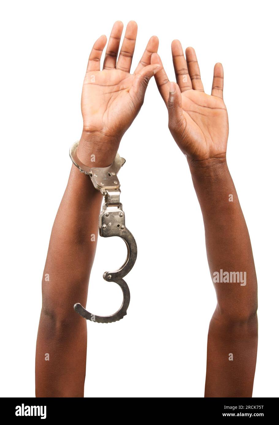 Die Hände einer afrikanerin, die sie oben hält, mit geöffneten Handschellen, isoliert auf weißem Hintergrund Stockfoto