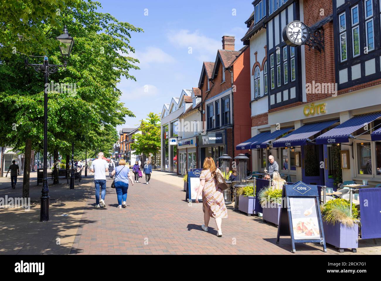 Solihull Stadtzentrum mit Geschäften und Cote Restaurant Solihull High Street Solihull West Midlands England GB Europa Stockfoto