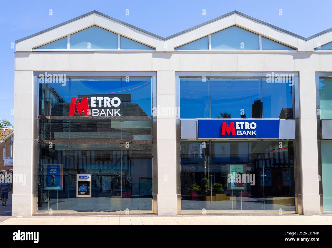 Geldautomat der Metro Bank am Eingang der Metro Bank Solihull Stadtzentrum solihull High Street Bank Solihull West Midlands England GB Europa Stockfoto