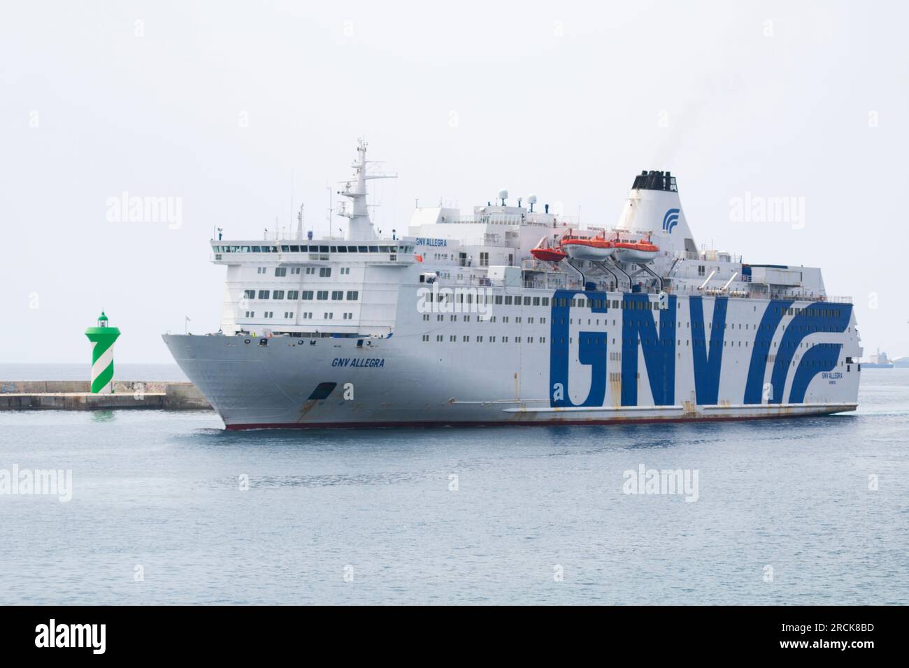 Ankunft der Fähre nach Allegra der GNV Company im Hafen von Barcelona. 28. Juni 2023. Stockfoto