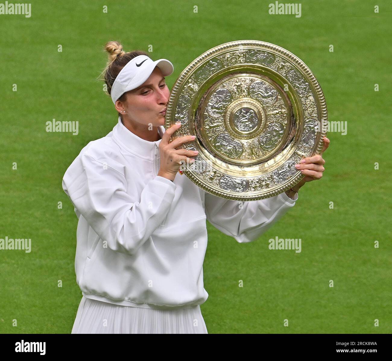 London, Gbr. 15. Juli 2023. London Wimbledon Championships Day 13 15./07/2023 Marketa Vondrousova (CZE) wird der erste Spieler ohne Vorgabe, der bei Wimbledon Credit: Roger Parker/Alamy Live News den Titel „Ladies Singles“ gewonnen hat Stockfoto