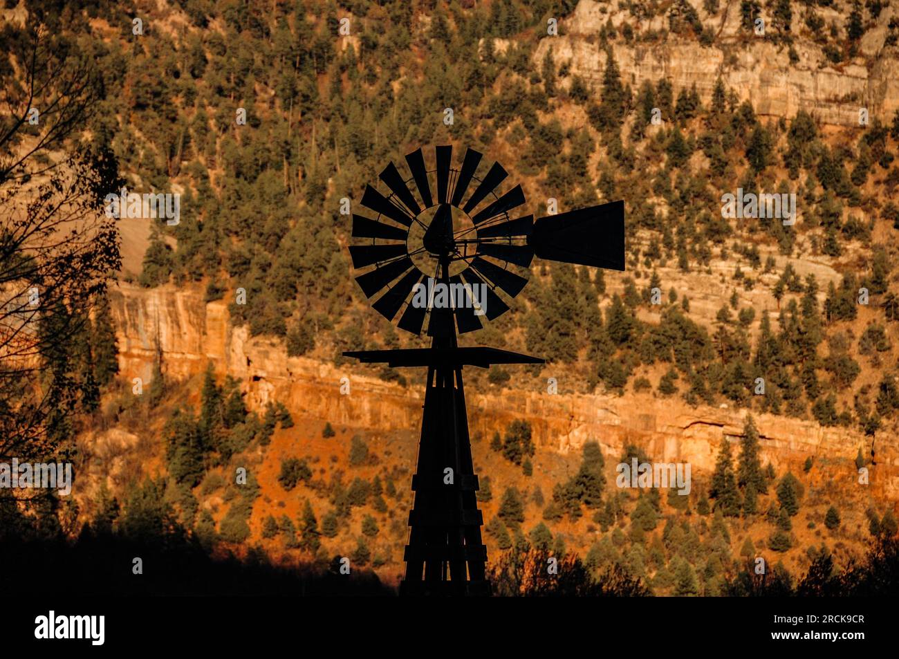 Windmühle diente früher als Antrieb für einen Brunnen in Colorado mit einer trockenen Landschaft im Hintergrund Stockfoto