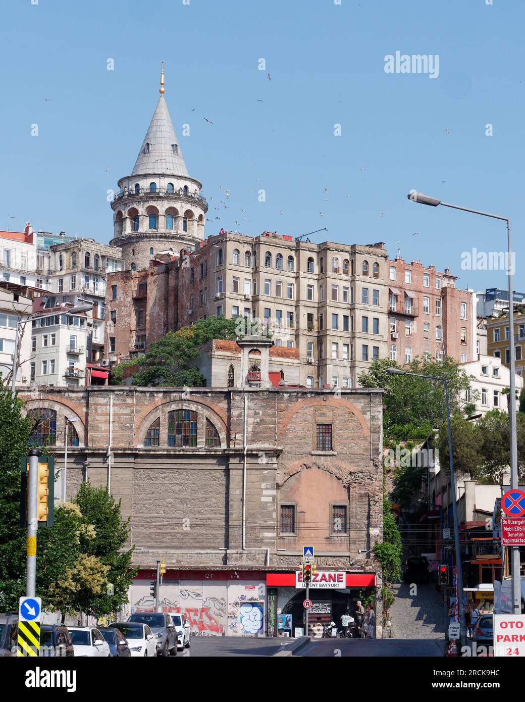 Straße im Viertel Karakoy von Istanbul mit dem Galatenturm dahinter und Möwen, die über ihnen fliegen. Türkei Stockfoto