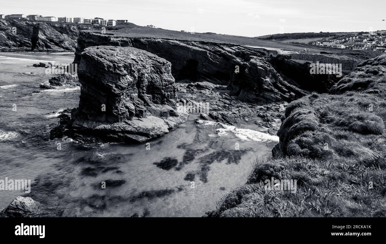 Klares Meer bei den Klippen Stockfoto