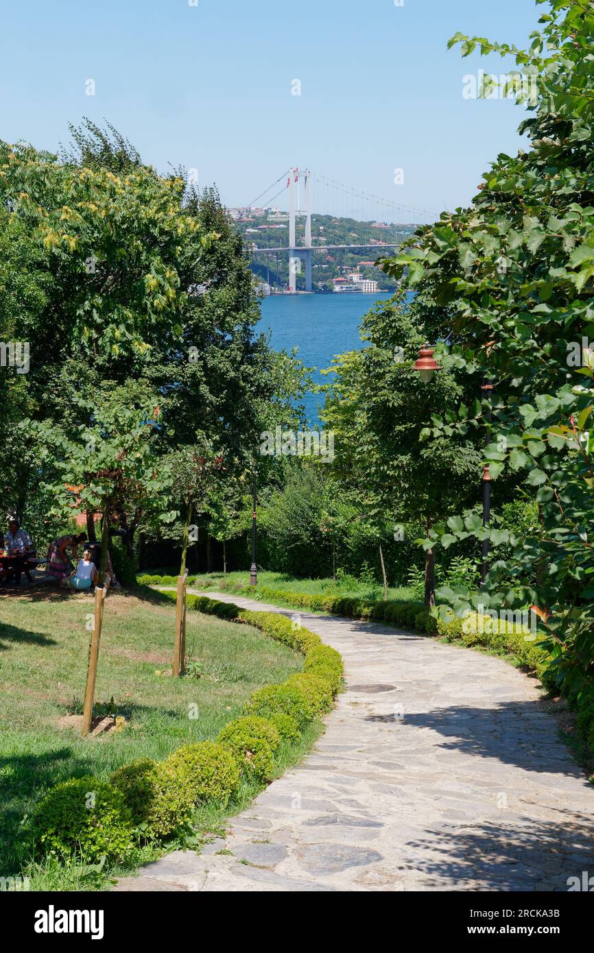 Fethi Pasa Korusu, ein großer Park in Uskudar mit Blick auf das Bosporusmeer und die Martrys-Brücke am 15. Juli, auch bekannt als Bosporus-Brücke. Istanbul, Türkei Stockfoto