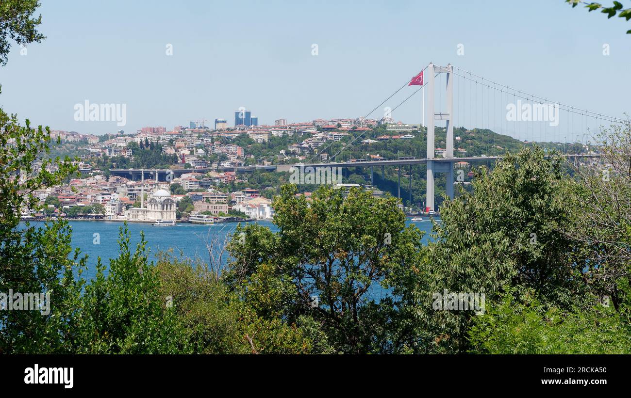 Fethi Pasa Korusu Park in Uskudar mit Blick auf die Martrys Bridge, auch bekannt als Bosporus Bridge und Ortakoy Moschee. Istanbul, Türkei Stockfoto