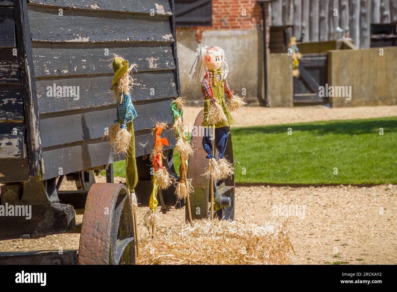 die scarecrow-Familie steht vor einer Hirtenhütte auf einem Hof Stockfoto