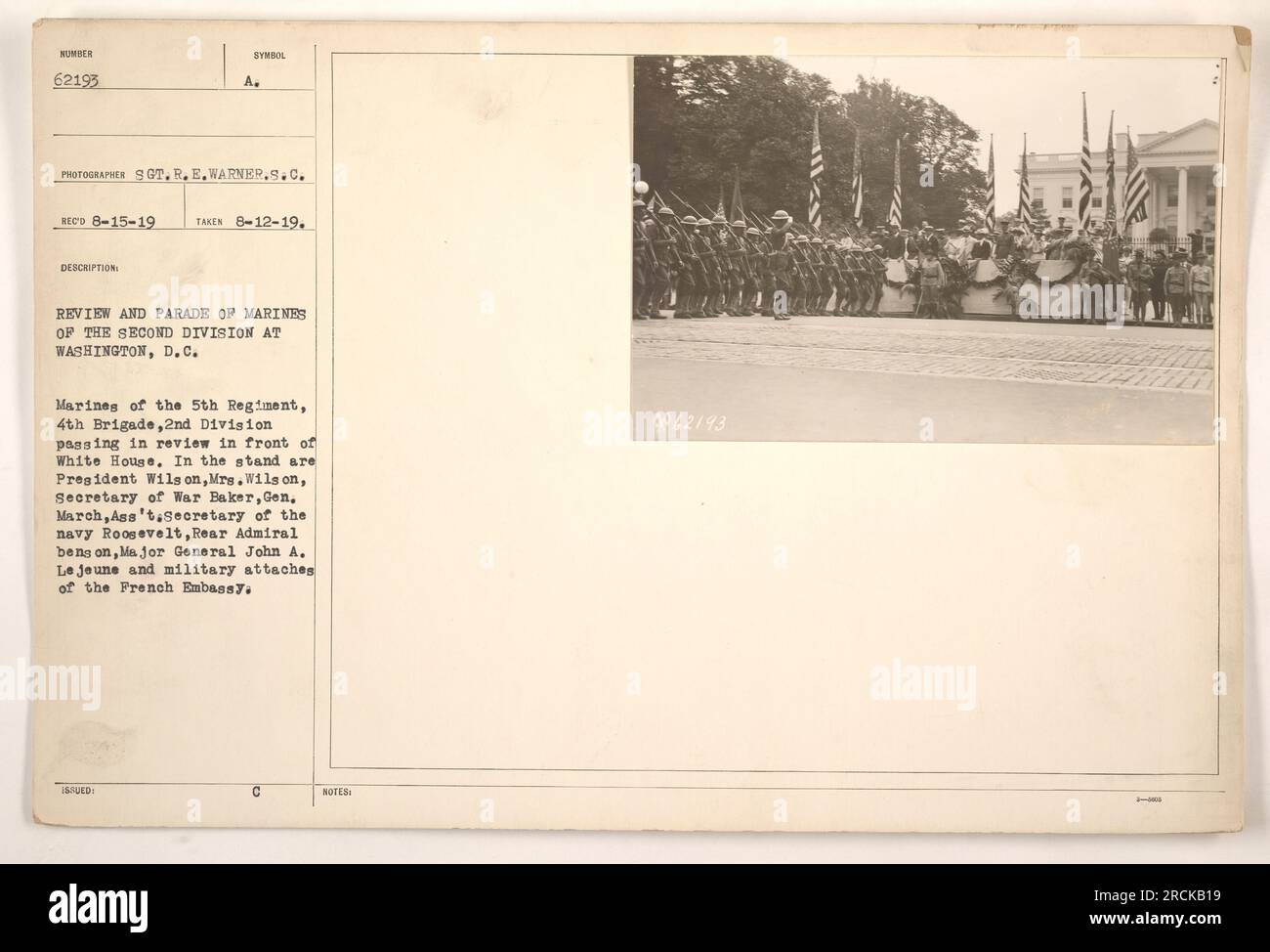 Marines des 5. Regiments, 4. Brigade, 2. Division, passieren vor dem Weißen Haus während einer Militärparade in Washington DC. Präsident Wilson, Mrs. Wilson und hochrangige Militärs sind auf der Tribüne. Das Foto wurde am 12. August 1919 von Sergeant R. E. Warner aufgenommen. Stockfoto