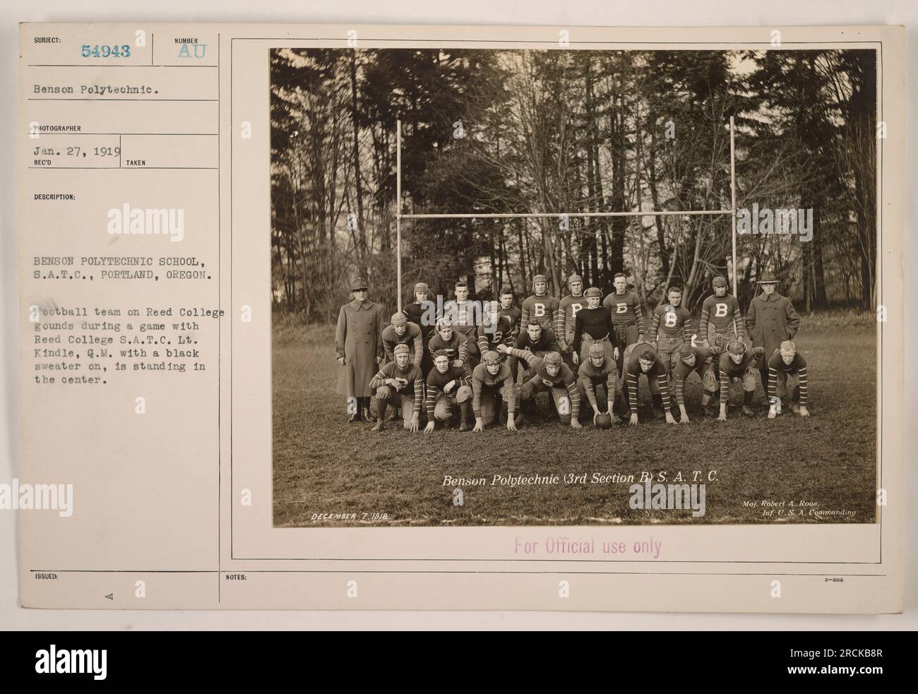 Das Footballteam der Benson Polytechnic School, das gegen das Reed College S.A.T.C. spielt, wird in der Mitte mit einem schwarzen Pullover gesehen. Das Foto wurde am 27. Januar 1919 während eines Spiels auf dem Reed College-Gelände aufgenommen. Das Foto wurde mit der Nummer AU Benson Polytechnic School, S.A.T.C., Portland, Oregon, herausgegeben. Diese Informationen sind Teil der offiziellen Aufzeichnungen und werden von Major Robert A. Ros, US Army Infanterie, gelobt. Stockfoto