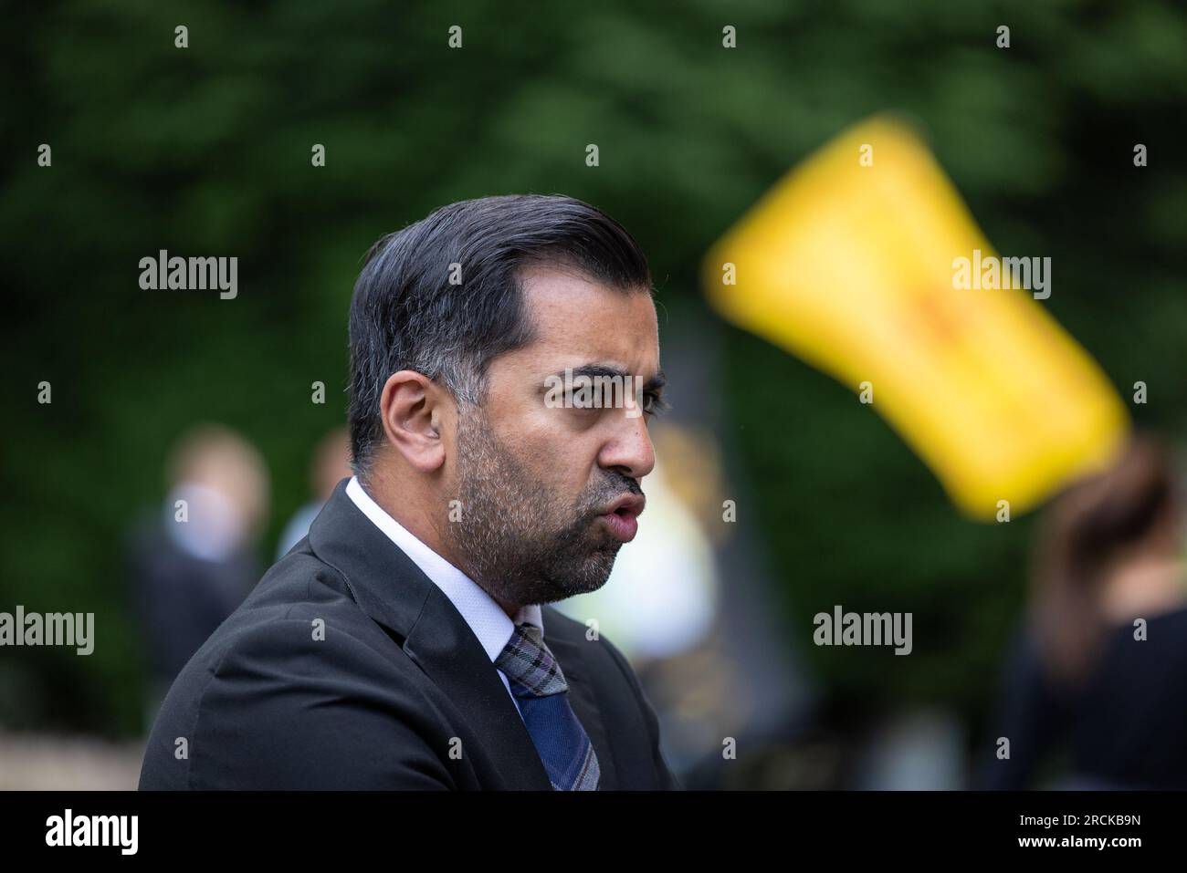 Schottlands erster Minister, Humza Yousaf, kommt zu einer Gedenkfeier in der Inverness Cathedral in Schottland für die ehemalige SNP-Abgeordnete, MdEP und MSP, Winnie Ewing, die im Juni verstarb. Bilddatum: Samstag, 15. Juli 2023. Stockfoto