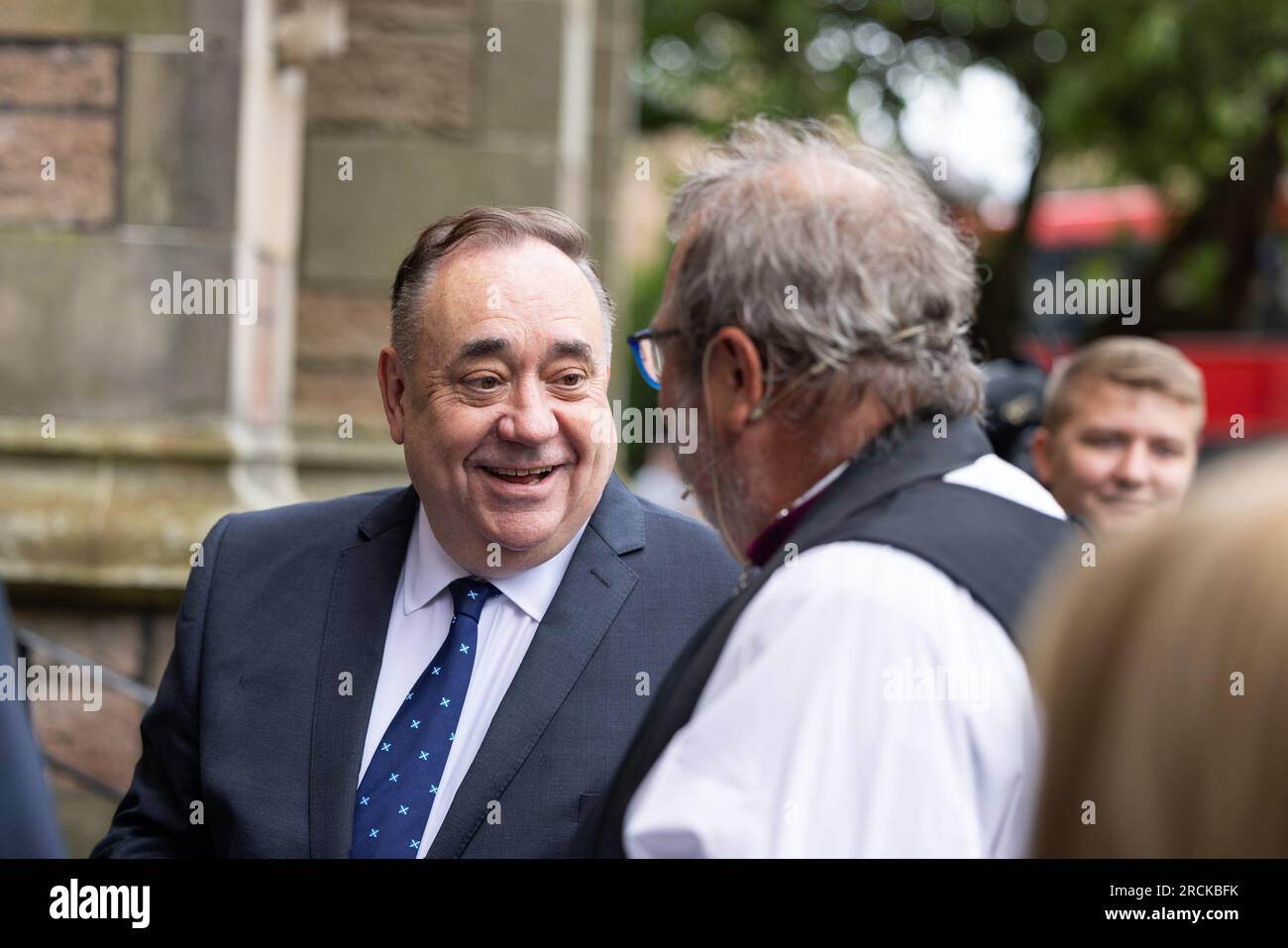 Der ehemalige erste Minister Alex Salmond kommt zu einer Gedenkfeier in der Inverness Cathedral in Schottland für die ehemalige SNP-Abgeordnete, MdEP und MSP Winnie Ewing, die im Juni verstarb. Bilddatum: Samstag, 15. Juli 2023. Stockfoto