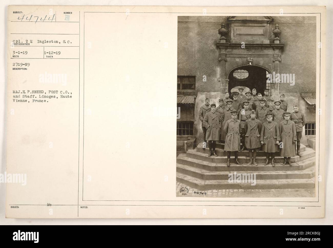 Auf dem Foto (Nummer 111-SC-44744) sind Corporal H. Ingleston und nicht identifiziertes Militärpersonal zu sehen. Es wurde am 1. März 1919 in Limoges, Haute Vienne, Frankreich aufgenommen. Das Foto wurde von Major P. Sneed, dem kommandierenden Offizier, zusammen mit seinem Stab herausgegeben. Stockfoto