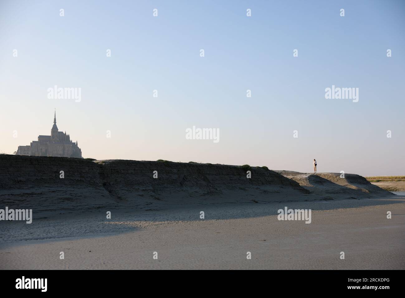 Ich sah einen Seehund, der seinen Kopf aus dem Wasser in der Nähe von Le Mont-Saint-Michel sprang. Nachdem es verschwunden war, kehrte ich zu diesem Blick auf die Abtei zurück. Stockfoto