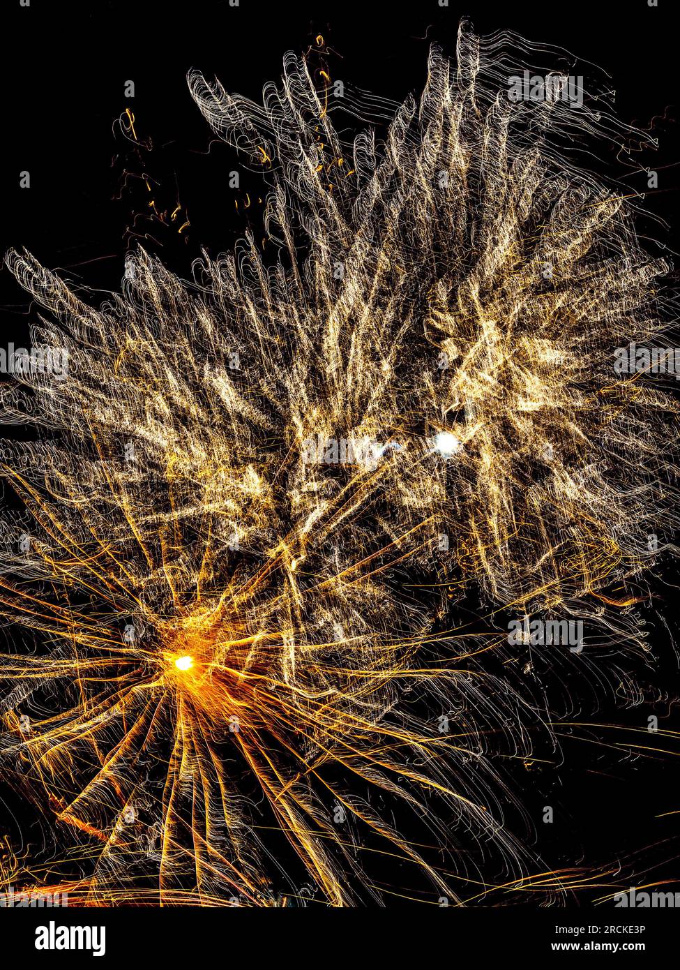 Abstract 5-Sekunden Long Exposure of public Fireworks Display anlässlich des 14. Juli - La Roche Posay, Vienne (86), Frankreich. Stockfoto