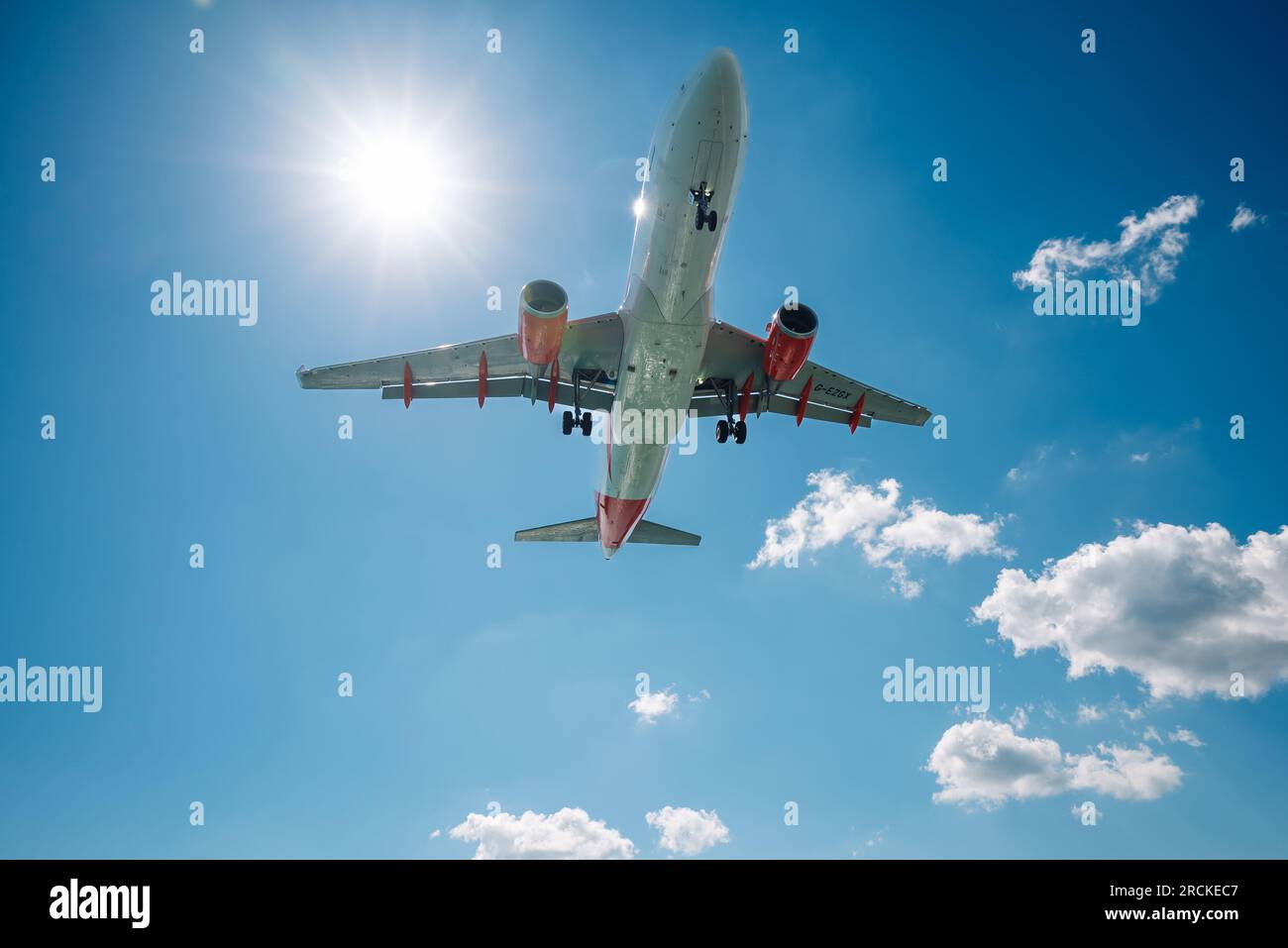 Kerkyra, Griechenland - 09 24 2022: Ein beeindruckender Blick von unten auf das Easy Jet Flugzeug, das über einem blauen Himmel und heller Sonne fliegt. Stockfoto