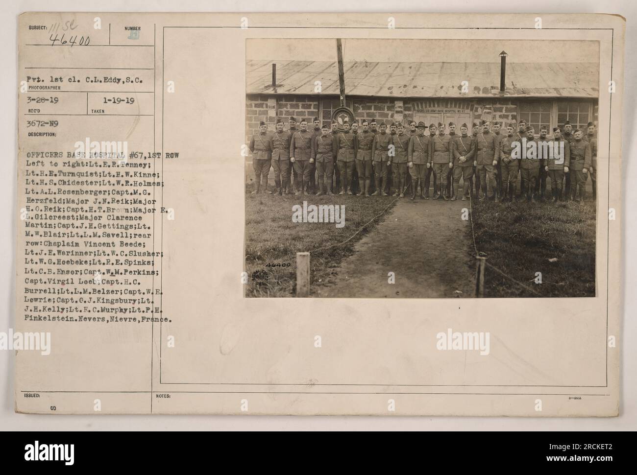 Officers Base Hospital #67, Nevers, Nievre, Frankreich. Dieses Foto wurde am 28. März 1919 aufgenommen und zeigt das Personal des Krankenhauses. In der ersten Reihe, von links nach rechts, sind Lieutenant Notaufnahme Tenney, Leutnant H.E. Turnquist, Leutnant E.W. Kinne, Leutnant H.S. Chidester, Leutnant W.R. Holmes, Leutnant A.L. Resenberger, Hauptmann M.C. Hersfeld, Major J.N. Reiki, Major H.O. Reik, Hauptmann E.T. Braun, Major E.L. Gilereest, Major Clarence Martin, Captain J.H. - Ich habe verstanden, Lieutenant M.W. Blair, Leutnant L.M. Savell. In der hinteren Reihe, von links nach rechts, befinden sich Chaplain Vincent Beede, Lieutenant J. Stockfoto