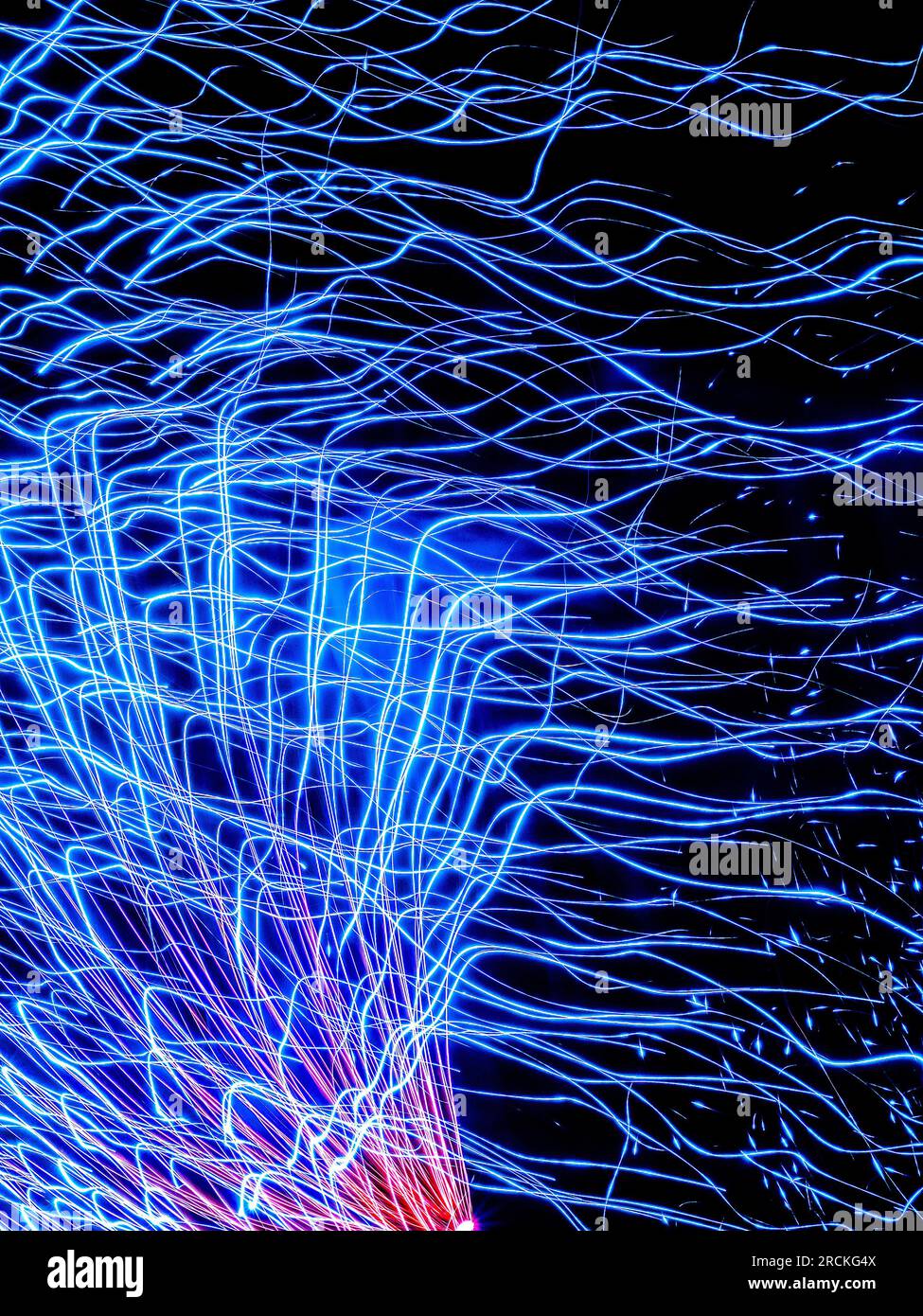 Abstract 5-Sekunden Long Exposure of public Fireworks Display anlässlich des 14. Juli in Frankreich - La Roche Posay, Vienne (86), Frankreich. Stockfoto