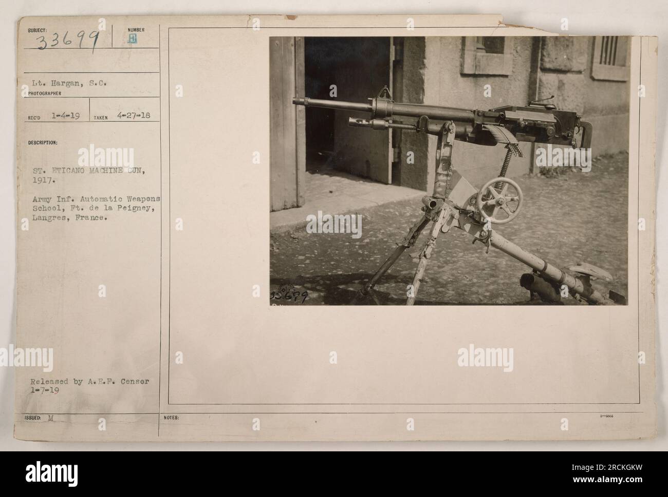 Soldaten in Ausbildung an der Army Infanterie Automatic Weapons School in PT. De la Peigney, Langres, Frankreich, im Jahr 1918. Das Bild zeigt LT. Hargan vom Signalkorps, wie er die St. Eticano-Maschinengewehr, Nummer 8. Dieses Foto wurde von der A.E.F. veröffentlicht Zensor am 7. Januar 1919. Stockfoto