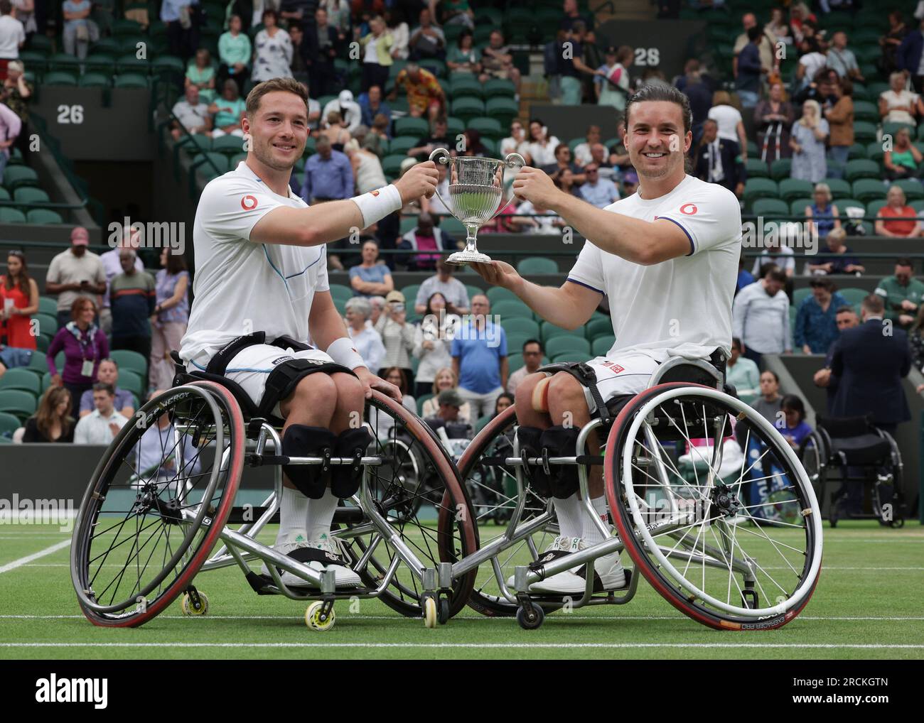 15. Juli 2023; All England Lawn Tennis and Croquet Club, London, England: Wimbledon Tennis Tournament, Männer Rollstuhl verdoppelt Finale; Alfie&#xa0;Hewett (GBR) und Gordon&#xa0;Reid (GBR) posieren mit der Trophäe, nachdem er Takuya besiegt hat&#xa0;Miki (JPN) und Tokito&#xa0;Odons (JPN) werden in zwei Sets von 2023 WPN Champions (JPN) Stockfoto