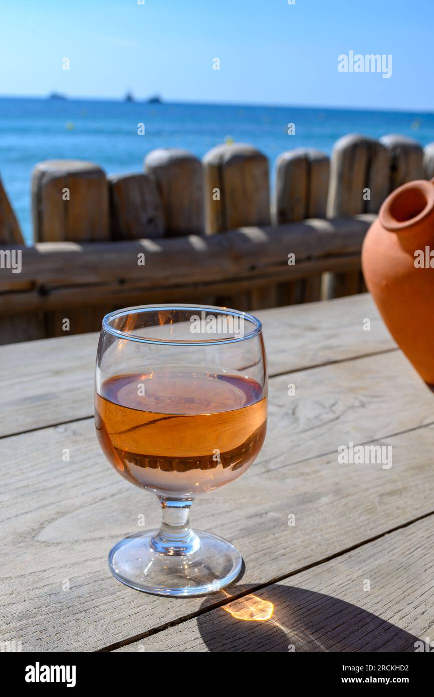 Sommerparty in der Provence, ein Glas Rosenwein auf der Barterrasse Pampelonne Sandstrand nahe Saint-Tropez an sonnigen Tagen, Departement Var, Frankreich Stockfoto