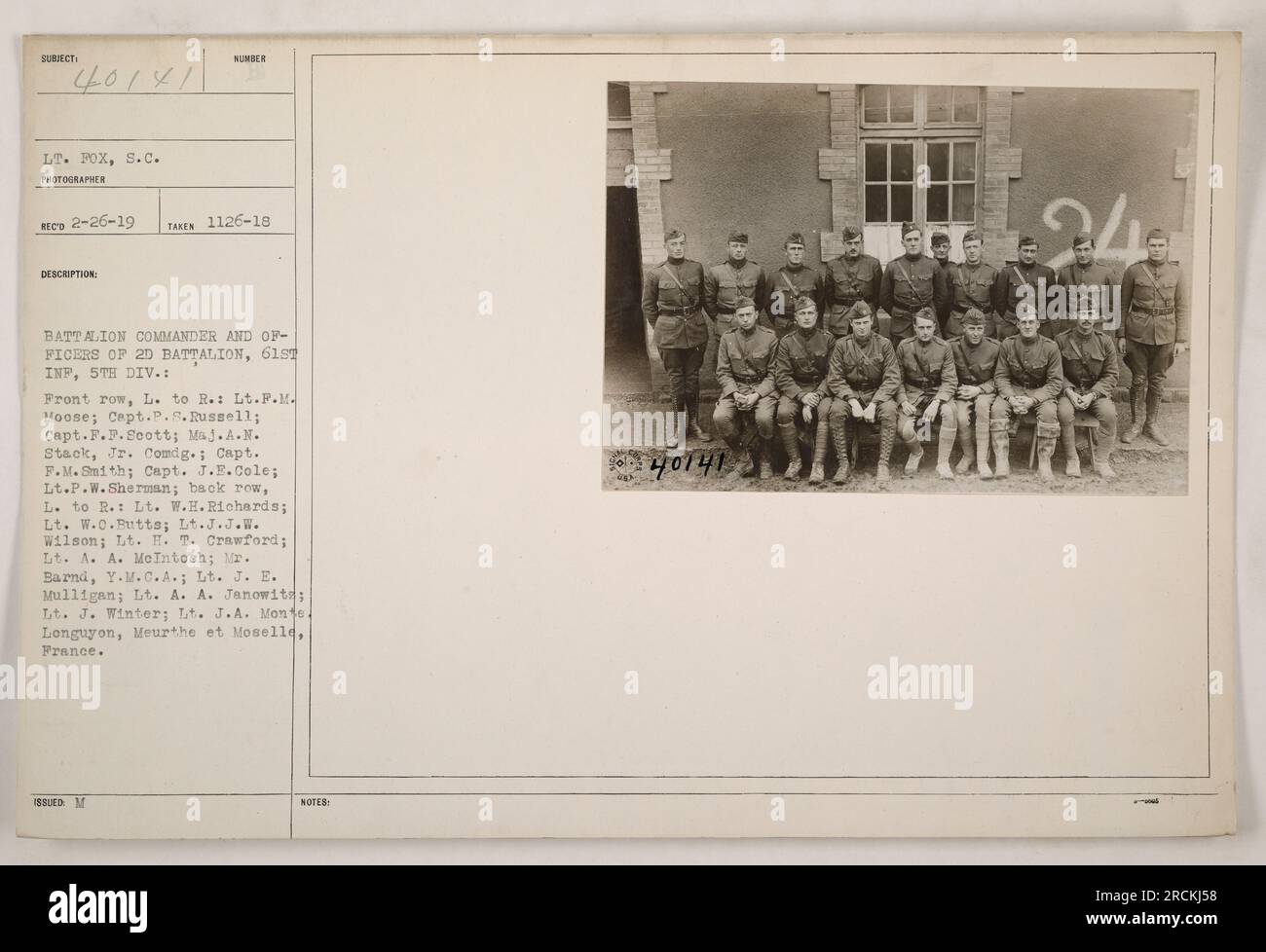 Bataillonskommandeur und Offiziere des 2. Bataillons, 61. Infanterie, 5. Division. Erste Reihe, von links nach rechts: LT. P.M. Elch, Kapitän P.S. Russell, Kapitän F.P. Scott, Major A.N. Stapel Jr. (Kommandierender Offizier), Captain F.M. Smith, Hauptmann J.E. Cole, Leutnant P. W. Sherman. Hintere Reihe, von links nach rechts: LT. W.H. Richards, Leutnant W.O. Butts, LT. J.W. Wilson, Leutnant H.T. Crawford, Leutnant A. A. McIntosh, Mr. Barnd (Y.M.C.A.), Leutnant J.E. Mulligan, Leutnant A. A. Janowit, Leutnant J. Winter, Leutnant J. A. Monte. Aufgenommen in Longuyon, Meurthe et Moselle, Frankreich. Stockfoto