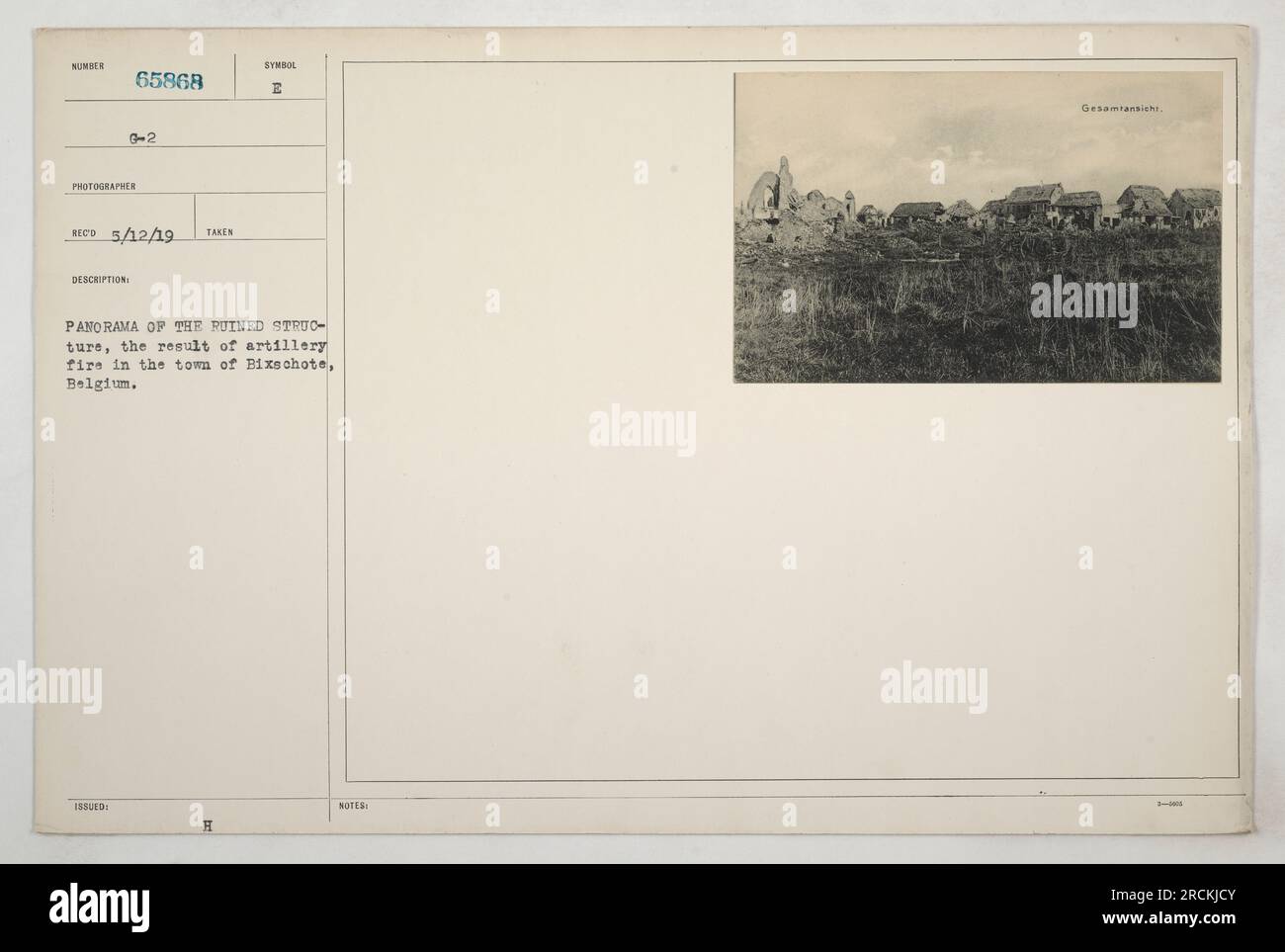Panoramablick auf das zerstörte Gebäude in Bixschote, Belgien, als Folge von Artilleriefeuer im Ersten Weltkrieg. Das Foto wurde am 12. Mai 1919 von einem nicht identifizierten Fotografen für die G-2-Archive aufgenommen. Aus den Beschreibungen geht hervor, dass es sich um eine umfassende Ansicht der Ruine handelt. Stockfoto
