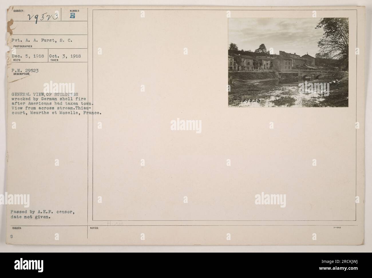 Allgemeiner Blick auf Gebäude, die durch deutsche Patronenfeuer in der Stadt Thiaucourt, Meurthe et Moselle, Frankreich zerstört wurden, nachdem die Amerikaner die Kontrolle übernommen hatten. Das Foto wurde am 3. Oktober 1918 aufgenommen und zeigt die Aussicht von der anderen Seite des Flusses. Dieses Bild wurde vom A.E.F.-Zensor übergeben und das genaue Datum ist unbekannt. Stockfoto