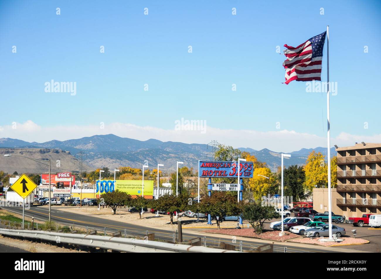 Amerikanische Stadt im mittleren westen mit zerrissener US-Flagge, die im Wind weht Stockfoto