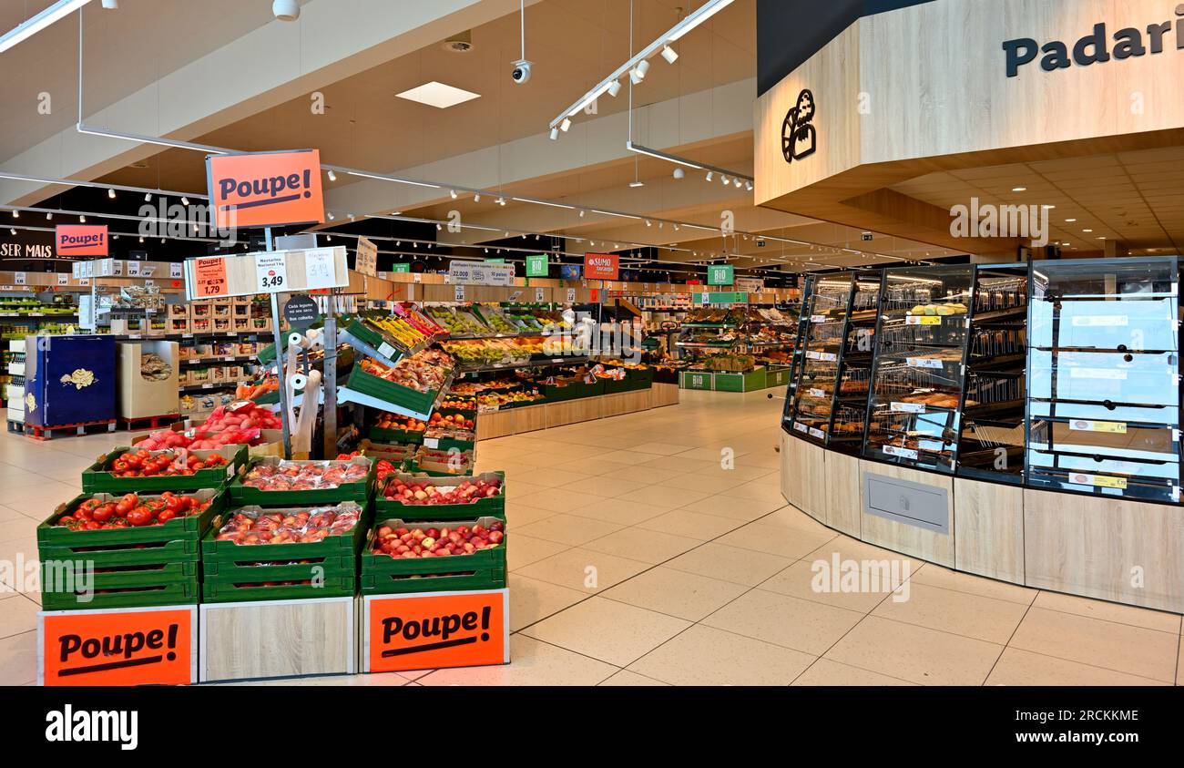 Im Lidl Store mit Obst- und Gemüsegang und Bäckerei auf der anderen Seite, Portugal Stockfoto