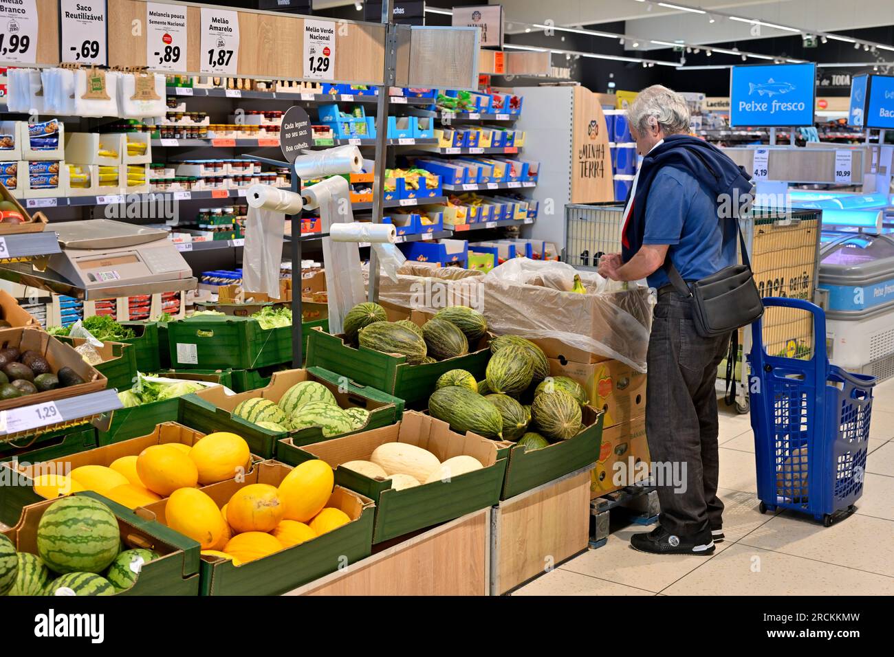 Im Lidl Store, wo der Kunde Bananen neben der Melonenabteilung in Portugal auswählt Stockfoto