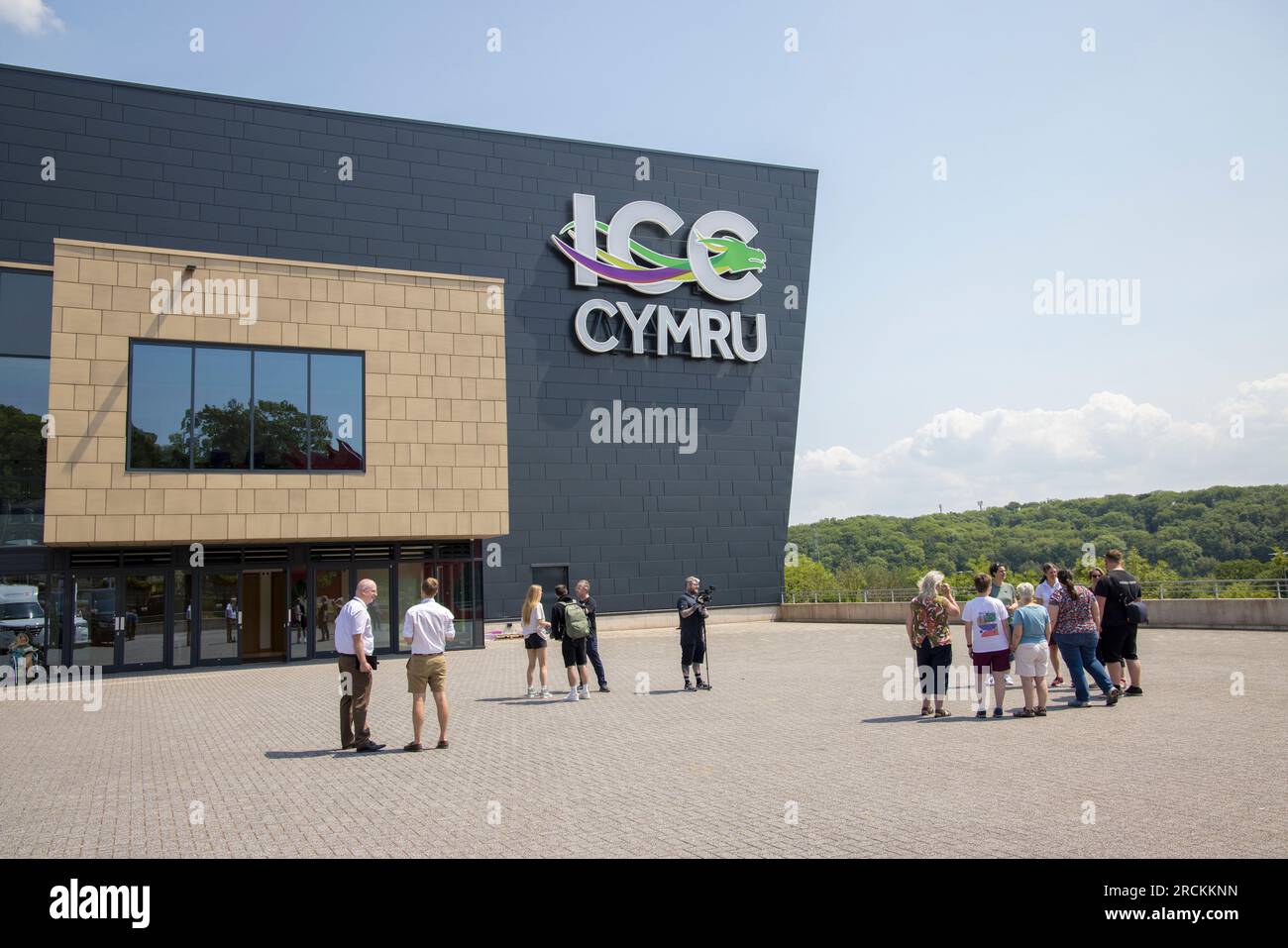 Vor dem Celtic Manor International Conference Centre, Newport, Wales, Großbritannien, stehen Menschen Stockfoto