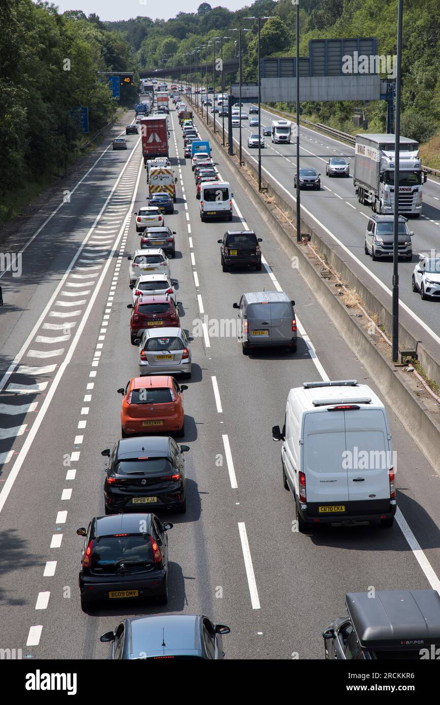 Auf der M4 in Newport, Wales, Großbritannien, steigt der Verkehr Stockfoto