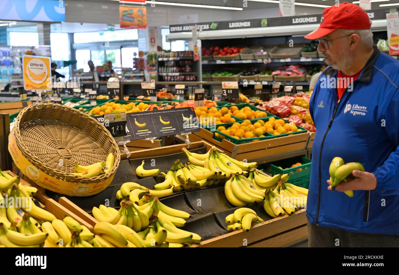 Im Supermarkt Continente Bom Dia, mit Kunden, die Bananenfrüchte auswählen, Portugal Stockfoto