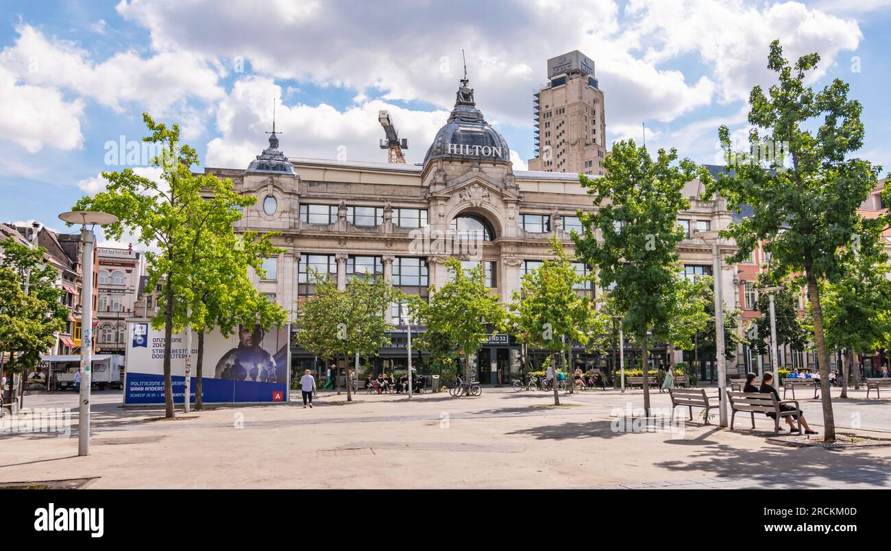 ANTWERPEN, BELGIEN - 10. JULI 2023: Hilton Antwerpen Altstadt in Groenplaats. Stockfoto