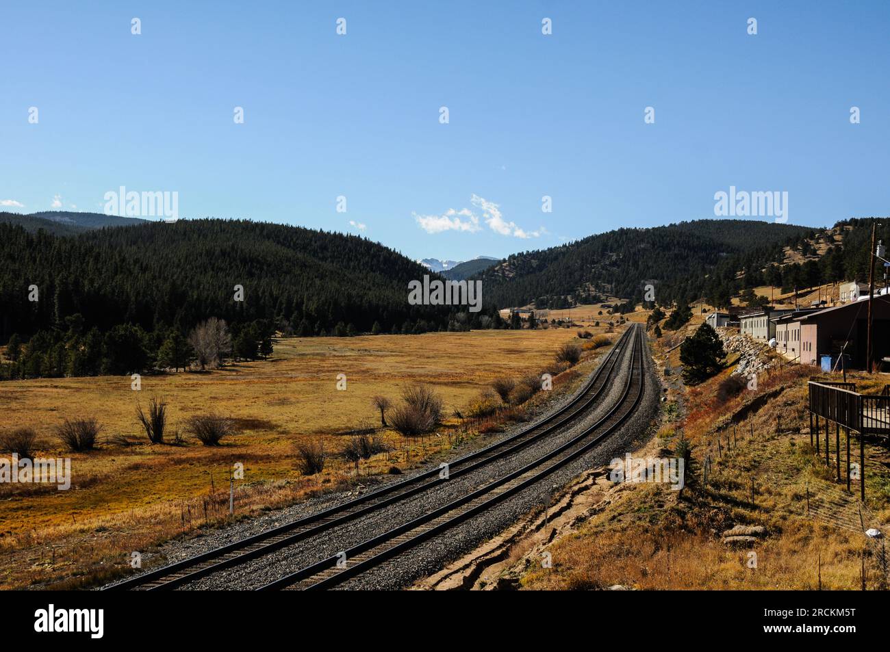 Eisenbahngleise führen zum Rollins Pass durch das felsige Bergtal in Colorado, USA Stockfoto