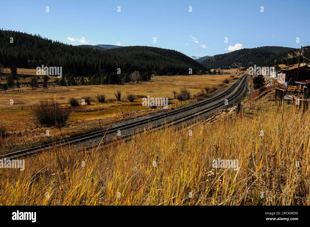 Eisenbahngleise führen zum Rollins Pass durch das felsige Bergtal in Colorado, USA Stockfoto