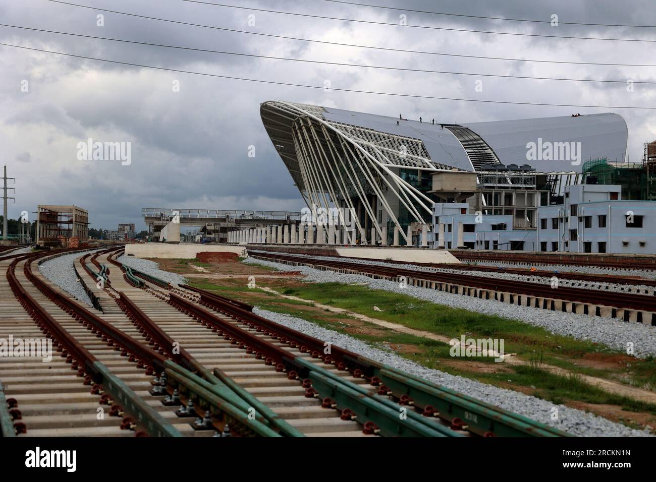 Coxsbazar, Coxsbazar Sadar, Bangladesch. 15. Juli 2023. 15. Juli 2023. Coxsbazar, Bangladesch : der Bau des ersten berühmten Bahnhofs des Landes in Jhelongja Union, der Touristenstadt Cox's Bazar District, Befindet sich in der Endphase. Dieser moderne Bahnhof mit internationalem Standard, der derzeit gebaut wird und von der Regierung Bangladeschs und der Asiatischen Entwicklungsbank (ADB) finanziert wird, wird die weltweit größte Strandstadt Coxsbazar mit der Eisenbahnlinie verbinden. Der berühmte osternförmige Bahnhof, der auf einem 29 Hektar großen Grundstück erbaut wurde, wird im September eröffnet. Kredit: ZUMA Press, Inc./Alamy Live News Stockfoto