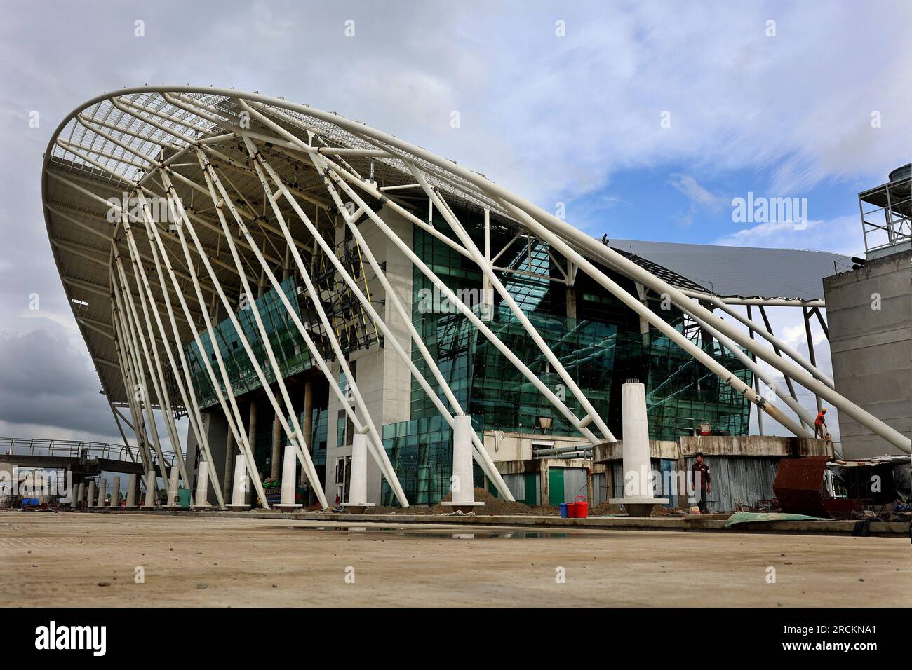 Coxsbazar, Coxsbazar Sadar, Bangladesch. 15. Juli 2023. 15. Juli 2023. Coxsbazar, Bangladesch : der Bau des ersten berühmten Bahnhofs des Landes in Jhelongja Union, der Touristenstadt Cox's Bazar District, Befindet sich in der Endphase. Dieser moderne Bahnhof mit internationalem Standard, der derzeit gebaut wird und von der Regierung Bangladeschs und der Asiatischen Entwicklungsbank (ADB) finanziert wird, wird die weltweit größte Strandstadt Coxsbazar mit der Eisenbahnlinie verbinden. Der berühmte osternförmige Bahnhof, der auf einem 29 Hektar großen Grundstück erbaut wurde, wird im September eröffnet. Kredit: ZUMA Press, Inc./Alamy Live News Stockfoto