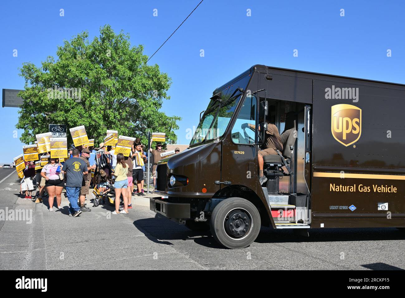 Albuquerque, Usa. 15. Juli 2023. Am 15. Juli 2023 in Albuquerque, New Mexico, verlässt ein UPS-Lieferwagen das UPS Customer Center als Mitglied der Teamsters Local 492 Practice-Gruppe. Die Arbeitsgespräche zwischen UPS und seinen gewerkschaftlichen Fahrern und Lagerarbeitern brachen am 5. Juli zusammen. Der aktuelle Arbeitsvertrag läuft am 31. Juli aus (Foto: Sam Wasson/Sipa USA) Guthaben: SIPA US/Alamy Live News Stockfoto