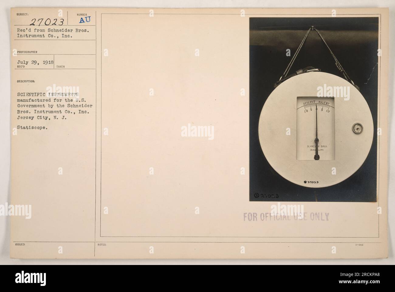 Ein Soldat aus den USA Armee testet wissenschaftliche Instrumente von Schneider Bros Instrument Co., Inc. In Jersey City, NJ während des Ersten Weltkriegs. Das zu prüfende spezifische Instrument ist ein Statiskop, das zur Überwachung von Höhenänderungen während des Gefälles und des Gefälles verwendet wird. Dieses Foto ist nur für den offiziellen Gebrauch bestimmt. Stockfoto